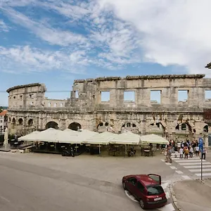 Anni , Pula Kroatië